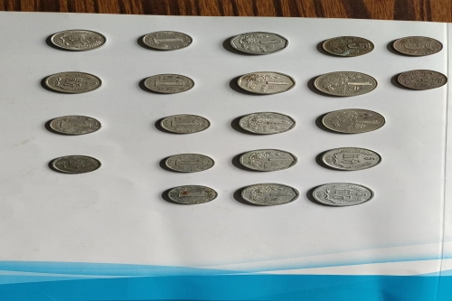 一位来住山西省晋城市的赵老师，有一些藏品和老物件，急需出手，有意者联系，价格好商量。