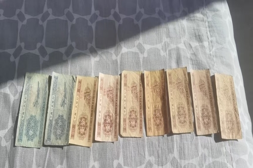 一位来住辽宁省大连市的宋老师，有一些藏品和老物件，急需出手，有意者联系，价格好商量。👍