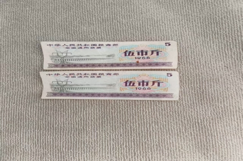 一位来自湖南省的戴老师，有一些藏品和老物件，急需出手，有意者联系，价格好商量。