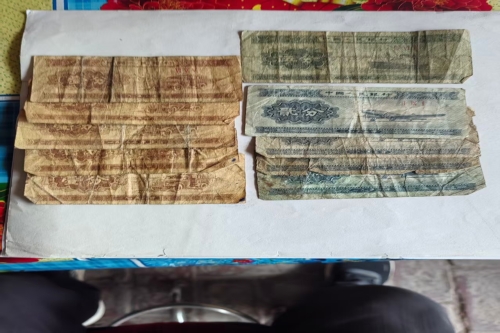 一位来自甘肃省武威市的陈老师，有一些藏品和老物件，急需出手，有意者联系，价格好商量。