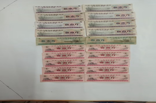 一位来自黑龙江省牡丹江市的滕老师，有一些藏品和老物件，急需出手，有意者联系，价格好商量。