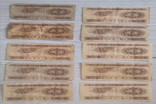 一位来自上海市浦东新区的崔老师，有一些藏品和老物件，急需出手，有意者联系，价格好商量。