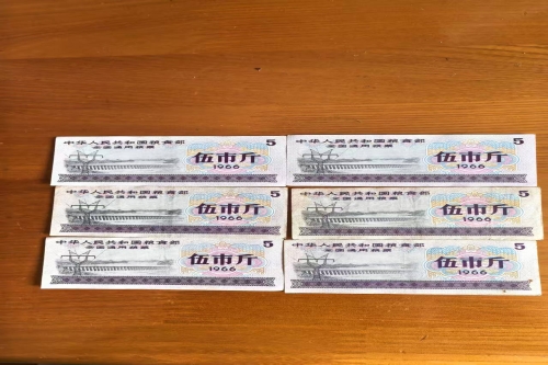 一位来自江苏省南京市的陆老师，有一些藏品和老物件，急需出手，有意者联系，价格好商量。