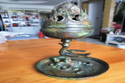 一位来自四川省的彭老师，有一些藏品和老物件，急需出手，有意者联系，价格好商量。