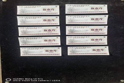 一位来自上海省的郭老师，有一些藏品和老物件，急需出手，有意者联系，价格好商量。 