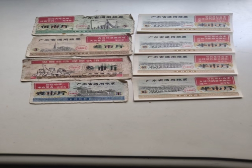 一位来自广东省佛山市的李老师，有一些藏品和老物件，急需出手，有意者联系，价格好商量。