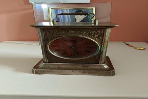 一位来自辽宁省锦州市的王老师，有一些藏品和老物件，急需出手，有意者联系，价格好商量。