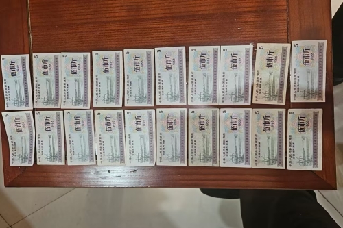 一位来自山西省朔州市的雒老师，有一些藏品和老物件，急需出手，有意者联系，价格好商量。