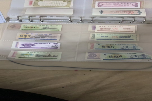 一位来住天津市静海区的李老师，有一些藏品和老物件，急需出手，有意者联系，价格好商量。