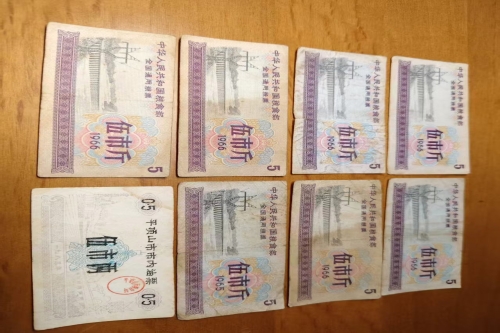  一位来自河南省市顶山市的贾老师，有一些藏品和老物件，急需出手，有意者联系，价格好商量。