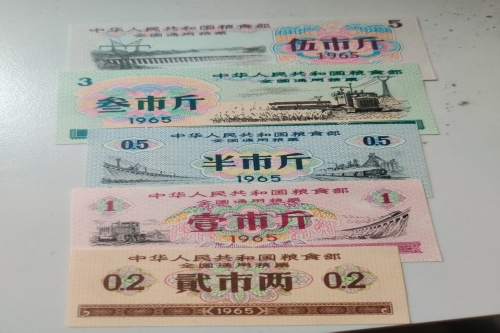 一位来自杭州市上城区的王老师，有一些藏品和老物件，急需出手，有意者联系，价格好商量。