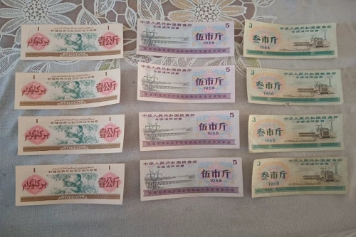 一位来自新疆乌鲁木齐的毛老师，有一些藏品和老物件，急需出手，有意者联系，价格好商量。