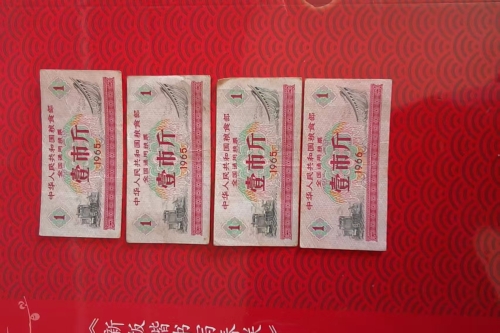 一位来自北京省的白老师，有一些藏品和老物件，急需出手，有意者联系，价格好商量。