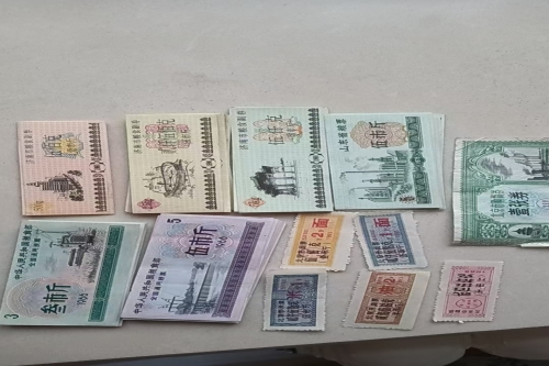 一位来自北京市朝阳区的郝老师，有一些藏品和老物件，急需出手，有意者联系，价格好商量。