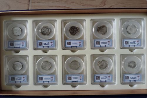 一位来自山东省青岛市的杨老师，有一些藏品和老物件，急需出手，有意者联系，价格好商量。