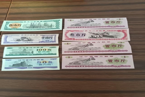  一位来自黑龙江省大庆市的孙老师，有一些藏品和老物件，急需出手，有意者联系，价格好商量。