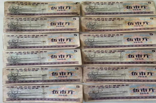 一位来自新疆哈密市伊州区的邢老师，有一些藏品和老物件，急需出手，有意者联系，价格好商量。