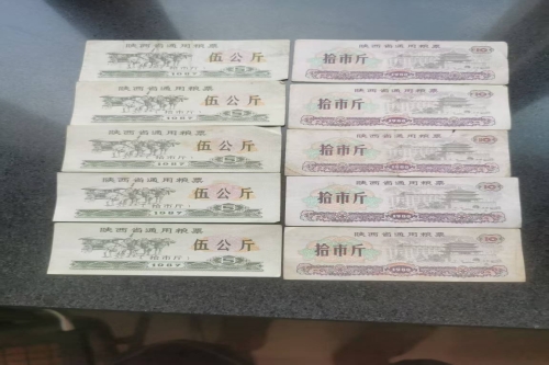 一位来自陕西省的丁老师，有一些藏品和老物件，急需出手，有意者联系，价格好商量。