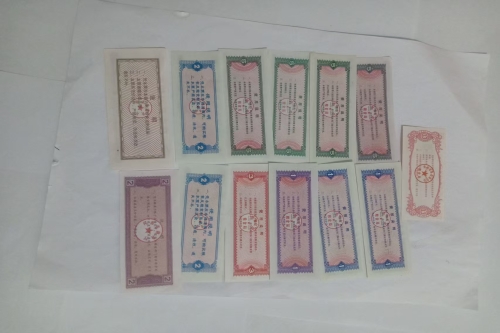 一位来自山东省的杜老师，有一些藏品和老物件，急需出手，有有意者联系，价格好商量。