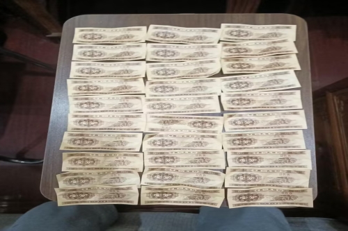 一位来自北京市宻云区的陈老师，有一些藏品和老物件，急需出手，有意者联系，价格好商量。