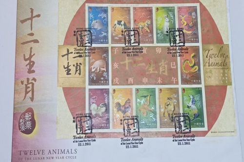 一位来自香港的曾老师，有一些藏品和老物件，急需出手，有意者联系，价格好商量。