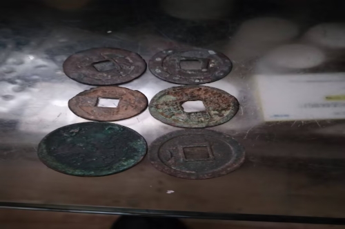 一位来自河南省洛阳市的吕老师，有一些藏品和老物件，急需出手，有意者联系，价格好商量。