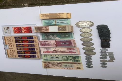 一位来自广西壮族自治区的覃老师，有一些藏品和老物件，急需出手，有意者联系，价格好商量。