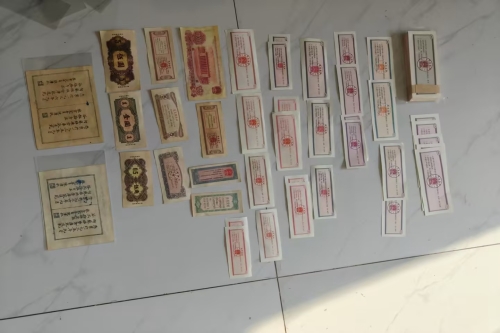 一位来自陕西宝鸡市的周老师，有一些藏品和老物件，急需出手，有意者联系，价格好商量。