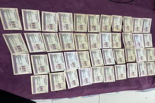  一位来自江苏省南京市的徐老师，有一些藏品和老物件，急需出手，有意者联系，价格好商量。