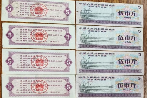 一位来住北京市大兴区的何老师，有一些藏品和老物件，急需出手，有意者联系，价格好商量。