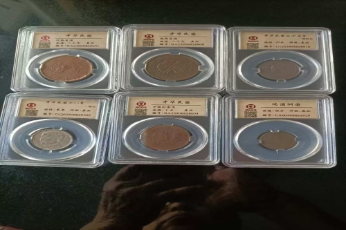 一位来自四川省泸州市的吴老师，有一些藏品和老物件，急需出手，有意者联系，价格好商量。