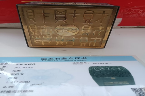 一位来自安徽省的张老师，有一些藏品和老物件，急需出手，有有意者联系，价格好商量。