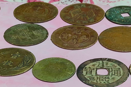 一位来自安徽省的周老师，有一些藏品和老物件，急需出手，有意者联系，价格好商量。