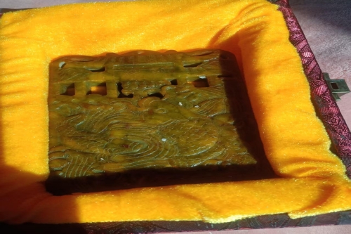 一位来自浙江丽水市的张老师，有一些藏品和老物件，急需出手，有意者联系，价格好商量。