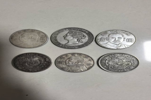 一位来自重庆市的白老师，有一些藏品和老物件，急需出手，有意者联系，价格好商量。