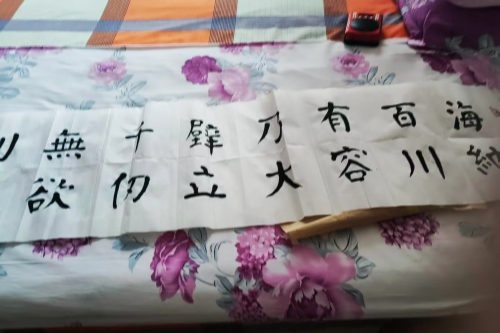 一位来自青岛市市北区的李老师，有一些藏品和老物件，急需出手，有意者联系，价格好商量。