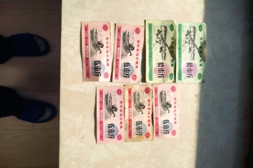 一位来自吉林省的卢老师，有一些藏品和老物件，急需出手，有意者联系，价格好商量。