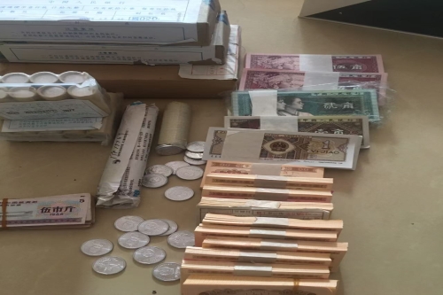 一位来自河南省郑州市的薛老师，有一些藏品和老物件，急需出手，有意者联系，价格好商量。