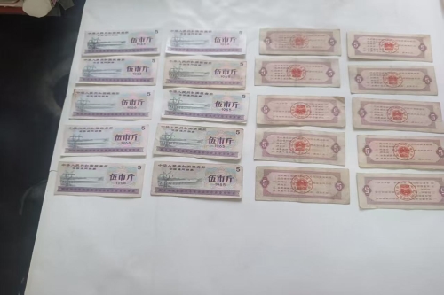 一位来自山西省太原市的叶老师，有一些藏品和老物件，急需出手，有意者联系，价格好商量。