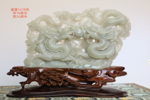 一位来自甘肃省定西市的梁老师，有一些藏品和老物件，急需出手，有意者联系，价格好商量。