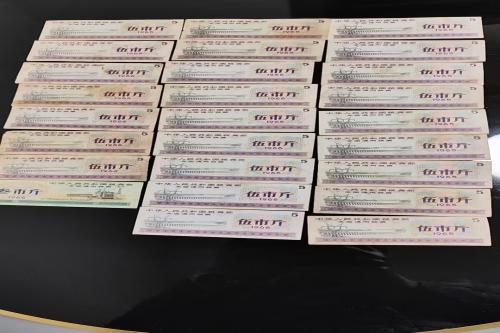 一位来上海市宝山区的张老师，有一些藏品和老物件，急需出手，有意者联系，价格好商量。