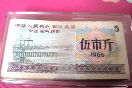 一位来住青海省西宁市的马老师，有一些藏品和老物件，急需出手，有意者联系，价格好商量。👍