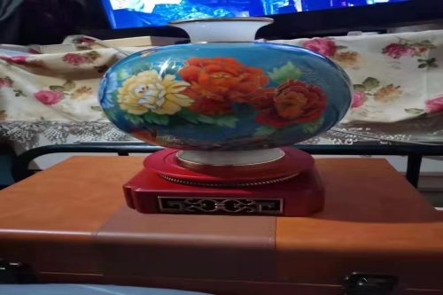 一位来自北京市的徐老师，有一些藏品和老物件，急需出手，有意者联系，价格好商量。