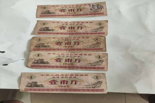 一位来自山东省维方市的张老师，有一些藏品和老物件，急需出手，有意者联系，价格好商量。