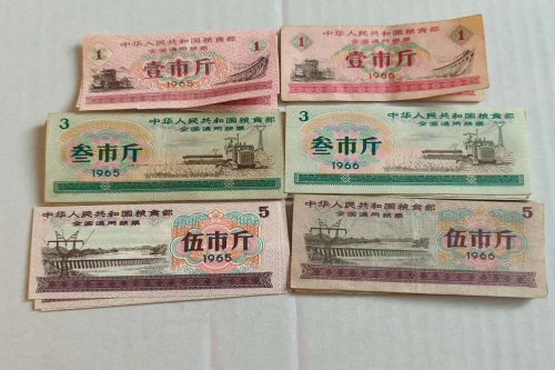 一位来自新疆的邵老师，有一些藏品和老物件，急需出手，有意者联系，价格好商量。 