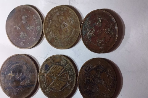 一位来自上海市的王老师，有一些藏品和老物件，急需出手，有意者联系，价格好商量。