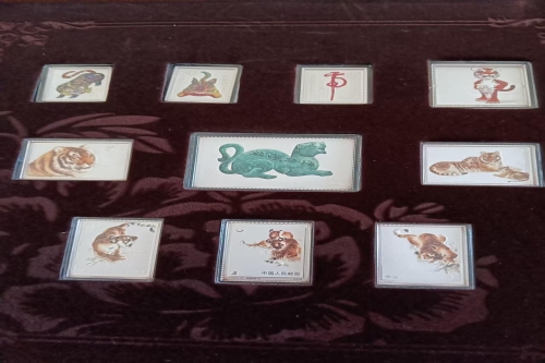 一位来自四川省的张老师，有一些藏品和老物件，急需出手，有意者联系，价格好商量。