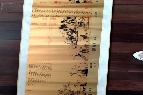 一位来住江苏省镇江市的王老师，有一些藏品和老物件，急需出手，有意者联系，价格好商量。