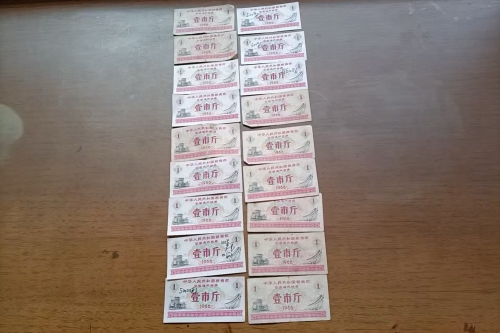 一位来自山西省吕梁市的吕老师，有一些藏品和老物件，急需出手，有意者联系，价格好商量。