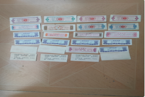 一位来自湖北省黄冈市的余老师，有一些藏品和老物件，急需出手，有意者联系，价格好商量。